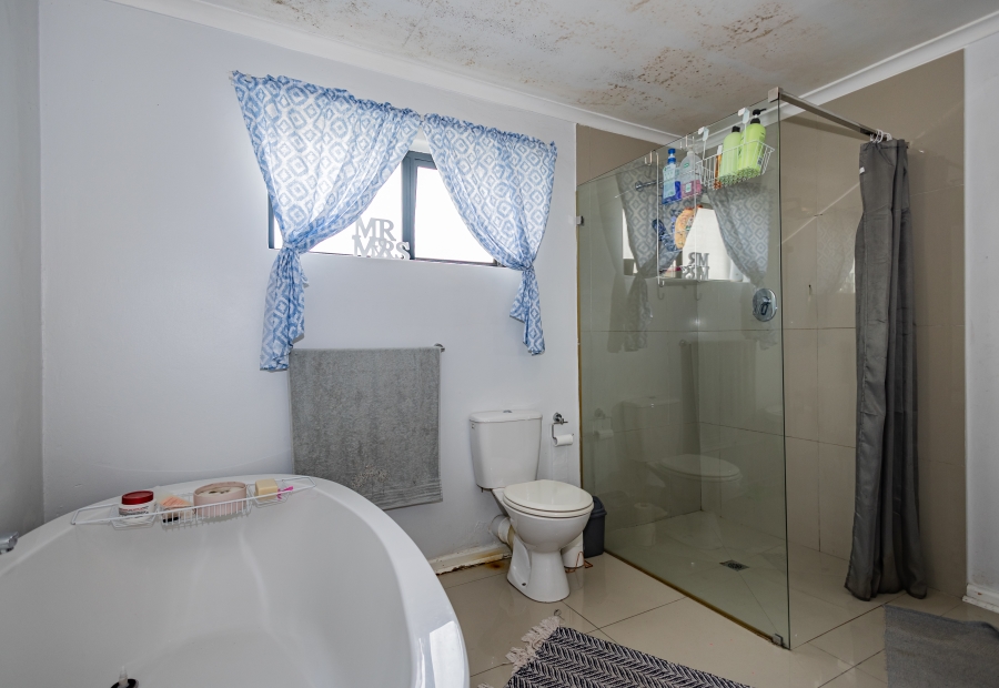 5 Bedroom Property for Sale in Loucharmante Western Cape